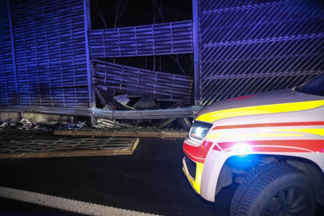 Kleintransporter nach Crash mit PKW auf Innkreisautobahn in Wels-Oberthan regelrecht aufgerissen