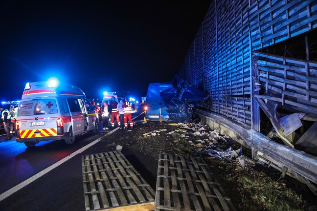 Kleintransporter nach Crash mit PKW auf Innkreisautobahn in Wels-Oberthan regelrecht aufgerissen
