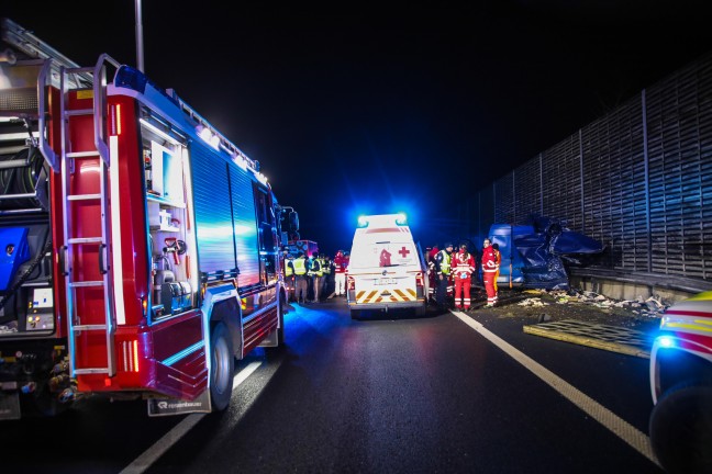 Kleintransporter nach Crash mit PKW auf Innkreisautobahn in Wels-Oberthan regelrecht aufgerissen