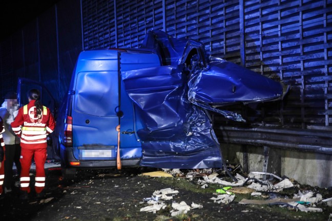 Kleintransporter nach Crash mit PKW auf Innkreisautobahn in Wels-Oberthan regelrecht aufgerissen