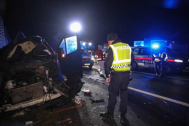 Kleintransporter nach Crash mit PKW auf Innkreisautobahn in Wels-Oberthan regelrecht aufgerissen