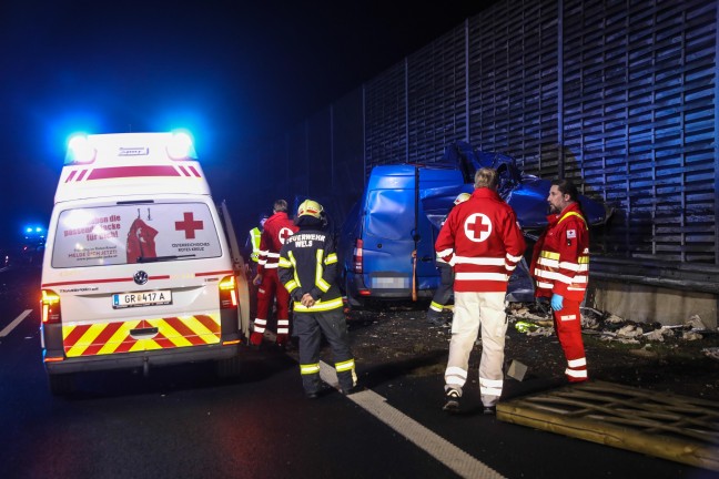Kleintransporter nach Crash mit PKW auf Innkreisautobahn in Wels-Oberthan regelrecht aufgerissen