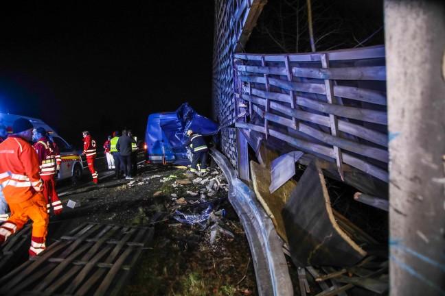 Kleintransporter nach Crash mit PKW auf Innkreisautobahn in Wels-Oberthan regelrecht aufgerissen