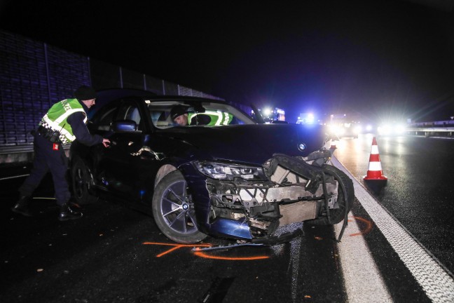 Kleintransporter nach Crash mit PKW auf Innkreisautobahn in Wels-Oberthan regelrecht aufgerissen