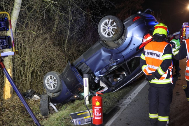 Auto gegen Baum: PKW landete nach schwerem Verkehrsunfall auf Wiener Stra�e bei Gunskirchen am Dach