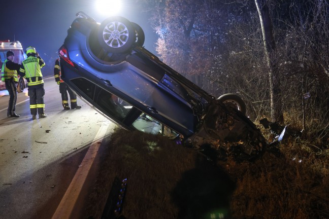 Auto gegen Baum: PKW landete nach schwerem Verkehrsunfall auf Wiener Stra�e bei Gunskirchen am Dach