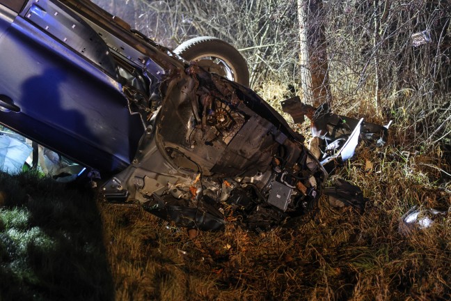 Auto gegen Baum: PKW landete nach schwerem Verkehrsunfall auf Wiener Stra�e bei Gunskirchen am Dach