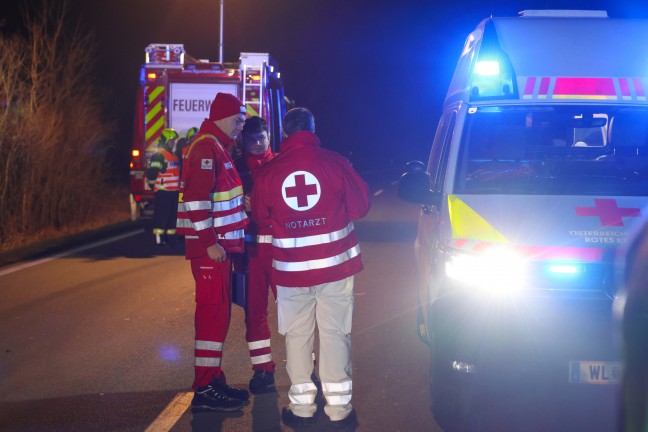 Auto gegen Baum: PKW landete nach schwerem Verkehrsunfall auf Wiener Stra�e bei Gunskirchen am Dach