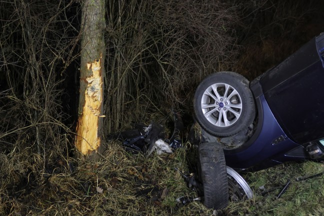 Auto gegen Baum: PKW landete nach schwerem Verkehrsunfall auf Wiener Stra�e bei Gunskirchen am Dach