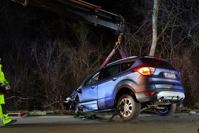 Auto gegen Baum: PKW landete nach schwerem Verkehrsunfall auf Wiener Stra�e bei Gunskirchen am Dach