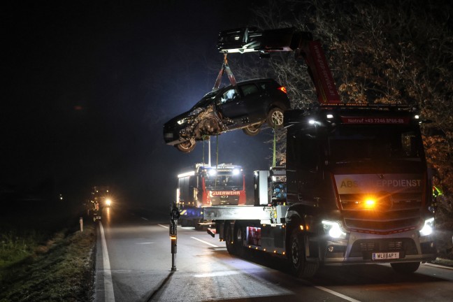 Auto gegen Baum: PKW landete nach schwerem Verkehrsunfall auf Wiener Stra�e bei Gunskirchen am Dach