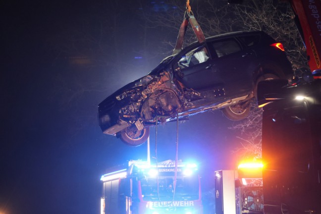 Auto gegen Baum: PKW landete nach schwerem Verkehrsunfall auf Wiener Stra�e bei Gunskirchen am Dach