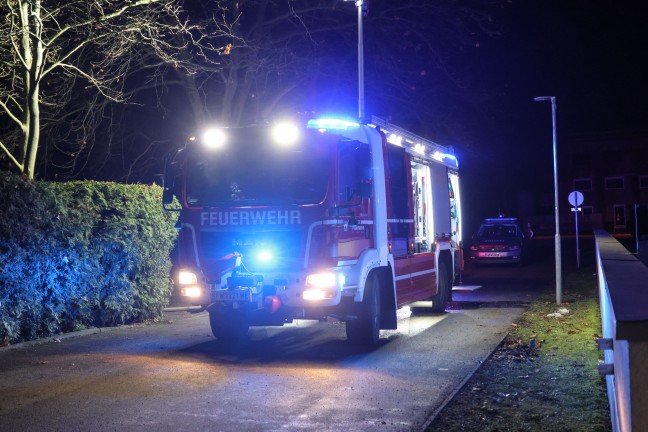 Brand eines Adventkranzes auf einem Balkon eines Mehrparteienwohnhauses in Wels-Lichtenegg