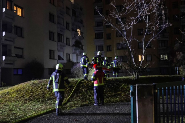 Brand eines Adventkranzes auf einem Balkon eines Mehrparteienwohnhauses in Wels-Lichtenegg
