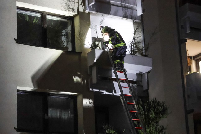 Brand eines Adventkranzes auf einem Balkon eines Mehrparteienwohnhauses in Wels-Lichtenegg