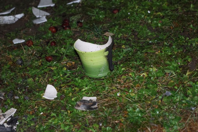 Brand eines Adventkranzes auf einem Balkon eines Mehrparteienwohnhauses in Wels-Lichtenegg