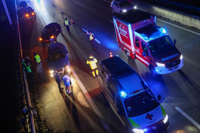 Einsatzkr�fte nach Verkehrsunfall auf Westautobahn bei Eggendorf im Traunkreis im Einsatz