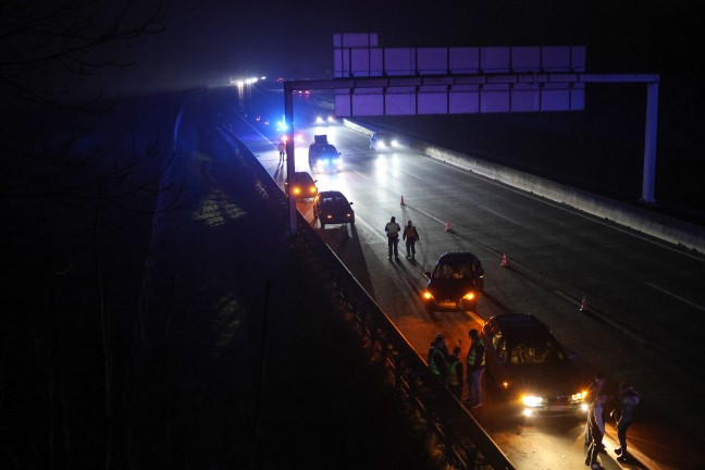 Einsatzkr�fte nach Verkehrsunfall auf Westautobahn bei Eggendorf im Traunkreis im Einsatz