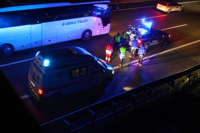 Einsatzkr�fte nach Verkehrsunfall auf Westautobahn bei Eggendorf im Traunkreis im Einsatz