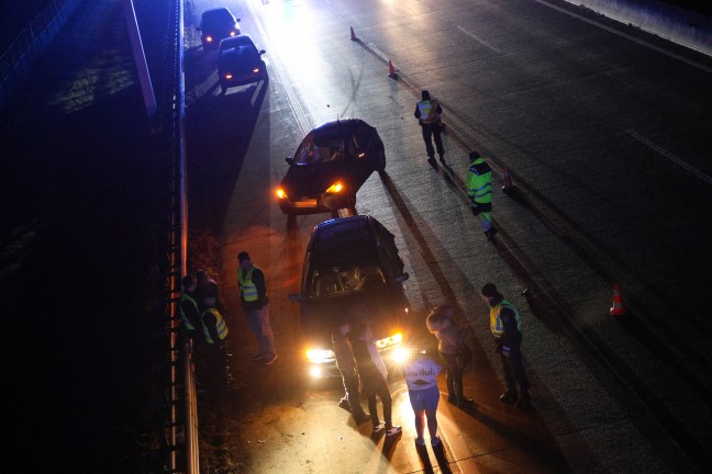 Einsatzkr�fte nach Verkehrsunfall auf Westautobahn bei Eggendorf im Traunkreis im Einsatz