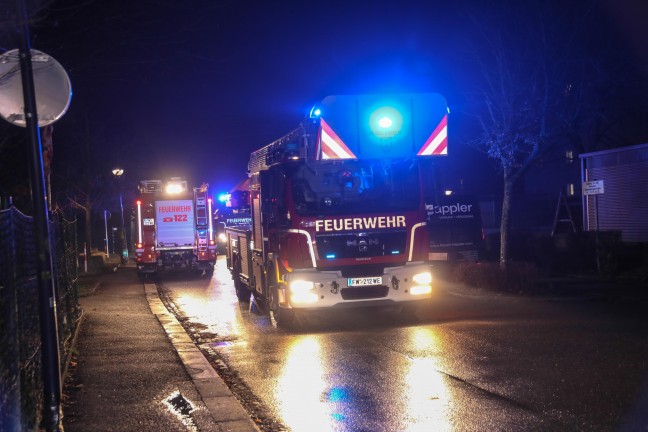 Feuerwehr bei Brandverdacht in einem Aufzug eines Mehrparteienwohnhauses in Wels-Neustadt im Einsatz