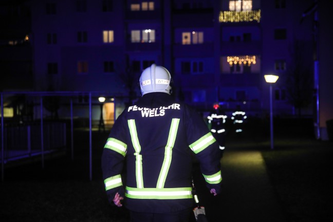 Feuerwehr bei Brandverdacht in einem Aufzug eines Mehrparteienwohnhauses in Wels-Neustadt im Einsatz