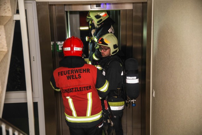 Feuerwehr bei Brandverdacht in einem Aufzug eines Mehrparteienwohnhauses in Wels-Neustadt im Einsatz
