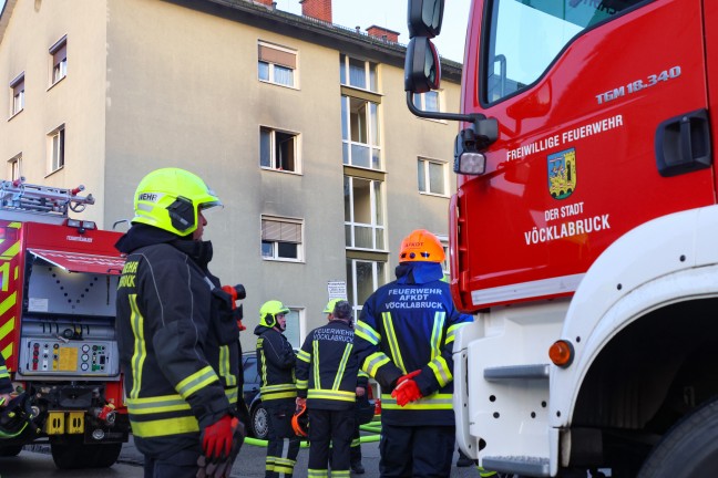 Gef�hrliche Situation bei Zimmerbrand in einem Mehrparteienwohnhaus in V�cklabruck