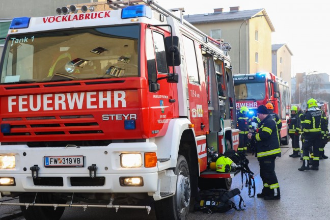 Gef�hrliche Situation bei Zimmerbrand in einem Mehrparteienwohnhaus in V�cklabruck