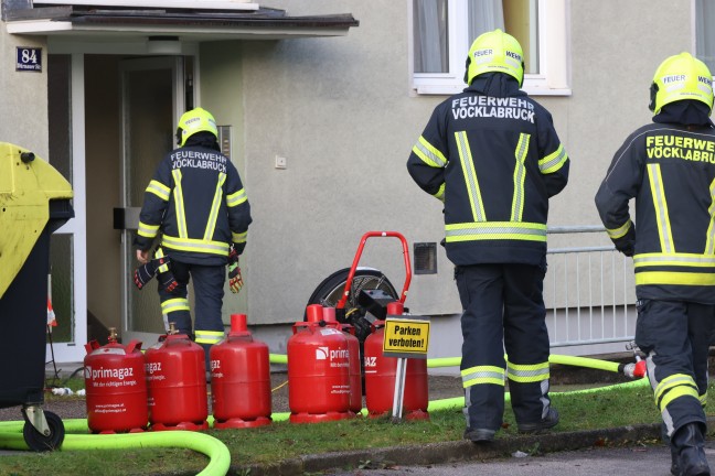 Gef�hrliche Situation bei Zimmerbrand in einem Mehrparteienwohnhaus in V�cklabruck