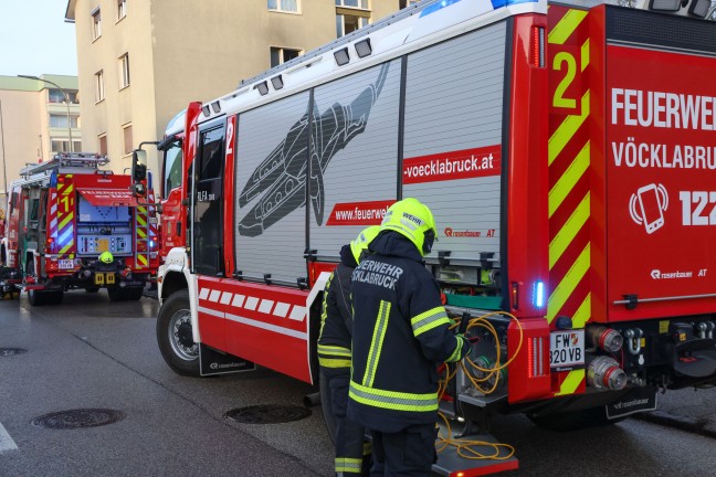 Gef�hrliche Situation bei Zimmerbrand in einem Mehrparteienwohnhaus in V�cklabruck