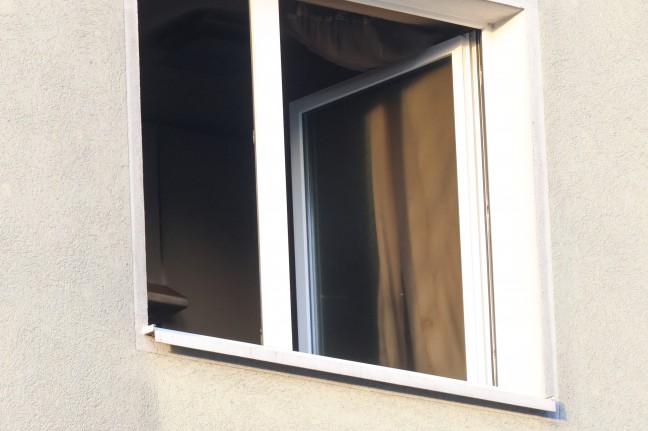 Gef�hrliche Situation bei Zimmerbrand in einem Mehrparteienwohnhaus in V�cklabruck