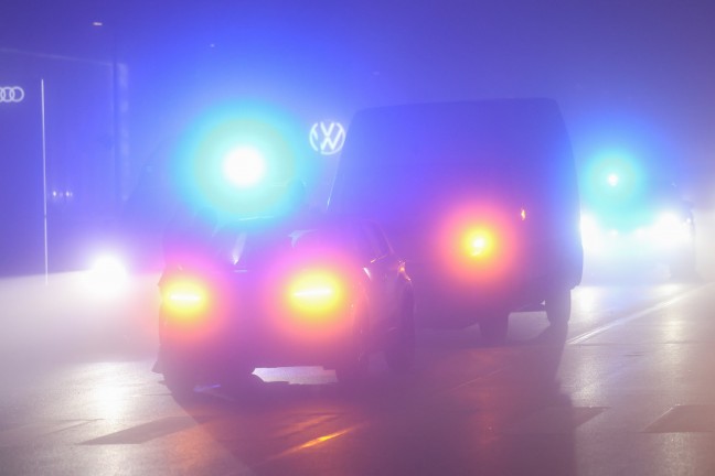 Auffahrunfall im dichten Nebel auf Wiener Stra�e in Wels-Schafwiesen fordert eine verletzte Person