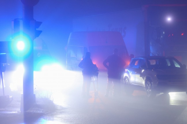 Auffahrunfall im dichten Nebel auf Wiener Stra�e in Wels-Schafwiesen fordert eine verletzte Person