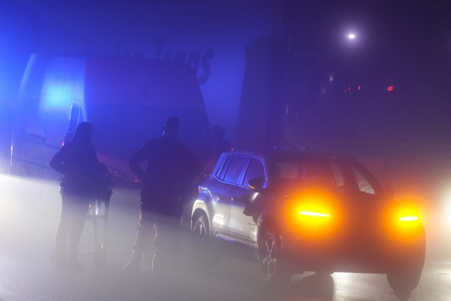 Auffahrunfall im dichten Nebel auf Wiener Stra�e in Wels-Schafwiesen fordert eine verletzte Person
