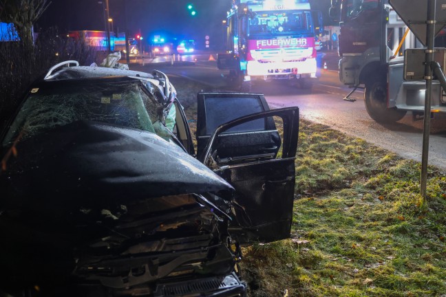 Schwerer Kreuzungscrash: LKW nach Unfall auf Salzkammergutstra�e bei Regau gegen Wohnhaus gekracht