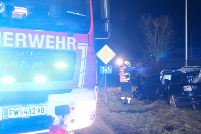 Schwerer Kreuzungscrash: LKW nach Unfall auf Salzkammergutstra�e bei Regau gegen Wohnhaus gekracht