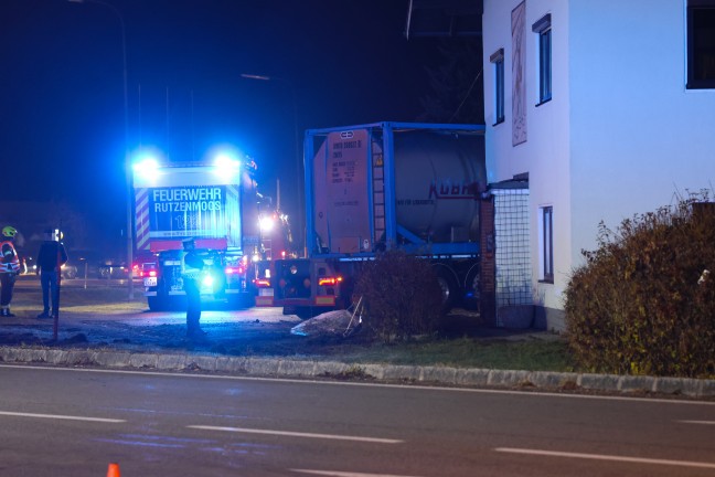 Schwerer Kreuzungscrash: LKW nach Unfall auf Salzkammergutstra�e bei Regau gegen Wohnhaus gekracht