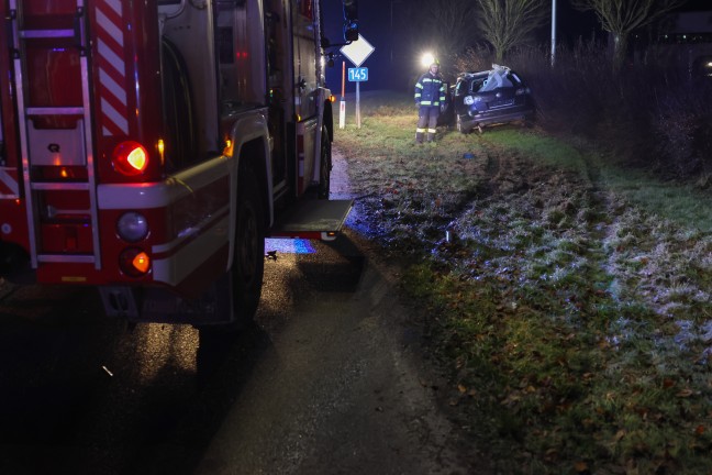 Schwerer Kreuzungscrash: LKW nach Unfall auf Salzkammergutstra�e bei Regau gegen Wohnhaus gekracht