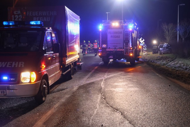 Schwerer Kreuzungscrash: LKW nach Unfall auf Salzkammergutstra�e bei Regau gegen Wohnhaus gekracht