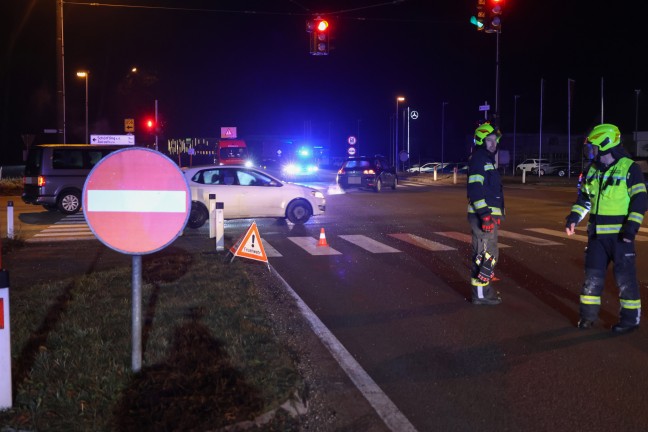 Schwerer Kreuzungscrash: LKW nach Unfall auf Salzkammergutstra�e bei Regau gegen Wohnhaus gekracht