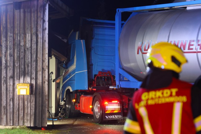 Schwerer Kreuzungscrash: LKW nach Unfall auf Salzkammergutstra�e bei Regau gegen Wohnhaus gekracht