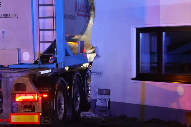 Schwerer Kreuzungscrash: LKW nach Unfall auf Salzkammergutstra�e bei Regau gegen Wohnhaus gekracht