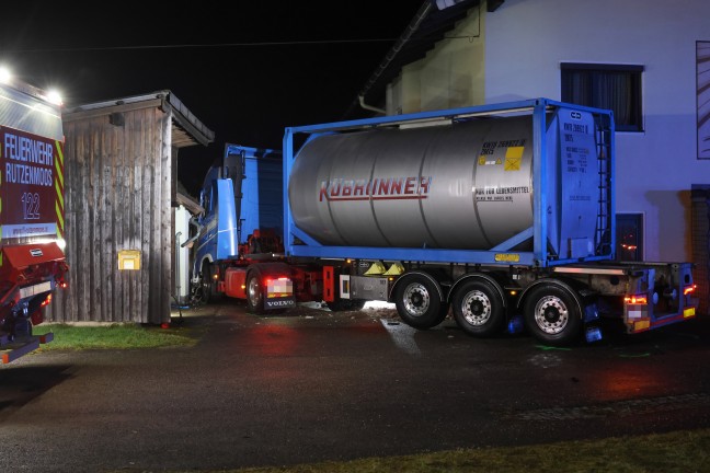 Schwerer Kreuzungscrash: LKW nach Unfall auf Salzkammergutstra�e bei Regau gegen Wohnhaus gekracht
