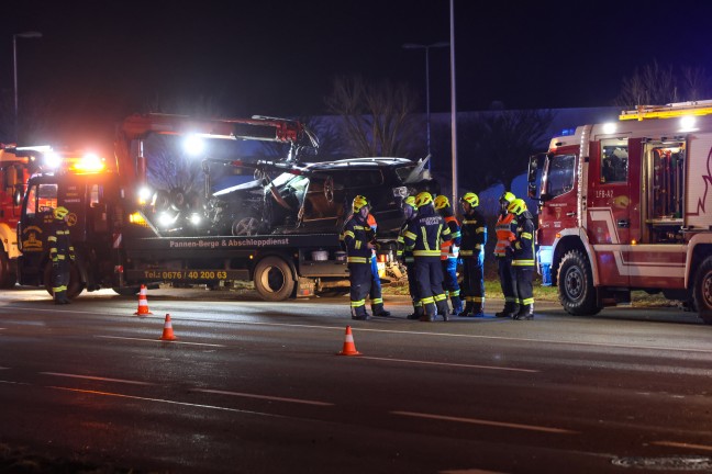 Schwerer Kreuzungscrash: LKW nach Unfall auf Salzkammergutstra�e bei Regau gegen Wohnhaus gekracht