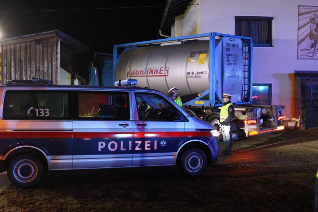 Schwerer Kreuzungscrash: LKW nach Unfall auf Salzkammergutstra�e bei Regau gegen Wohnhaus gekracht