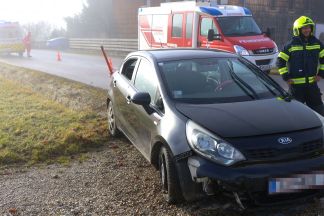 Auto in Seitenlage: Verkehrsunfall in Hofkirchen an der Trattnach fordert eine verletzte Person