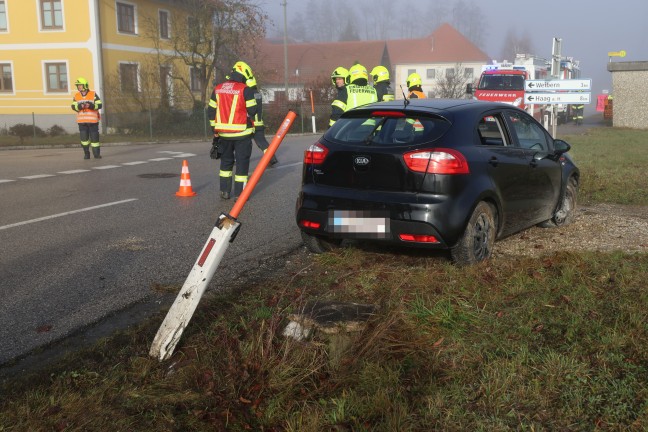 Auto in Seitenlage: Verkehrsunfall in Hofkirchen an der Trattnach fordert eine verletzte Person
