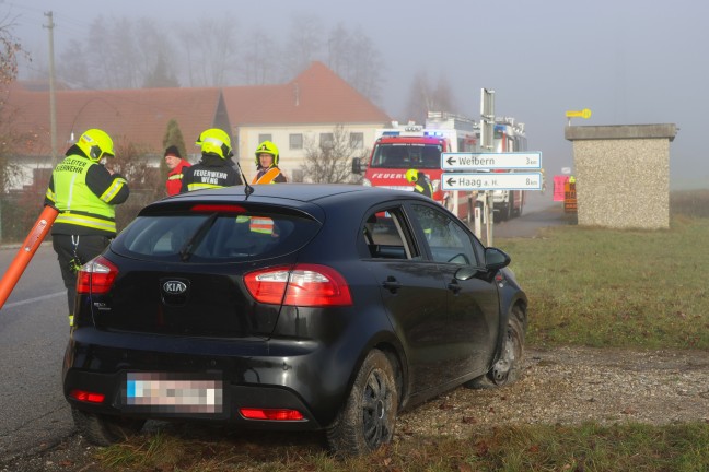 Auto in Seitenlage: Verkehrsunfall in Hofkirchen an der Trattnach fordert eine verletzte Person