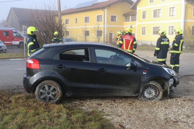 Auto in Seitenlage: Verkehrsunfall in Hofkirchen an der Trattnach fordert eine verletzte Person